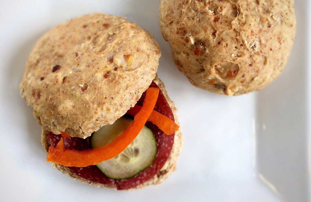 Speltrundstykker med cottage cheese