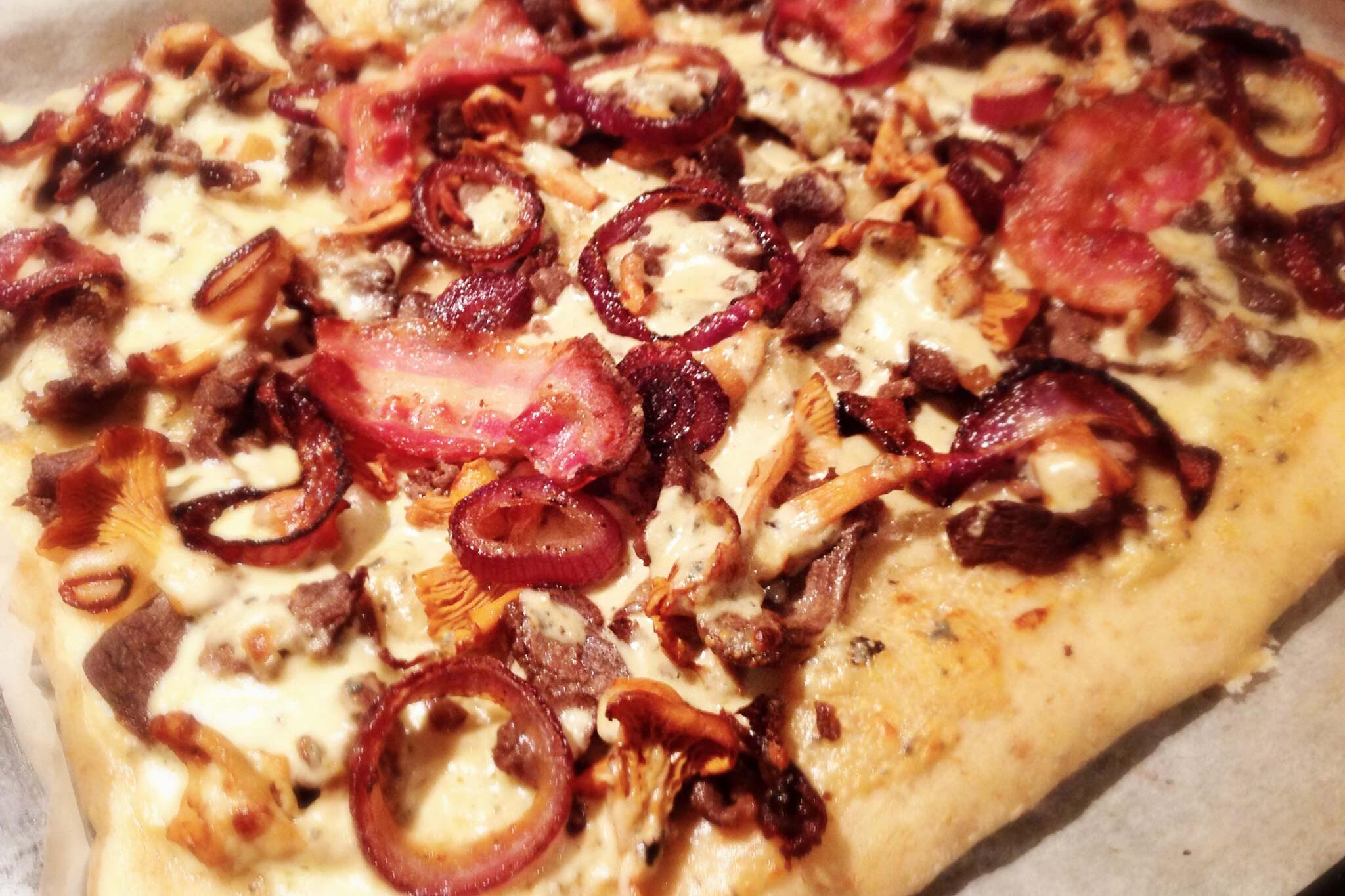 Hvit pizzasaus med blåmuggost