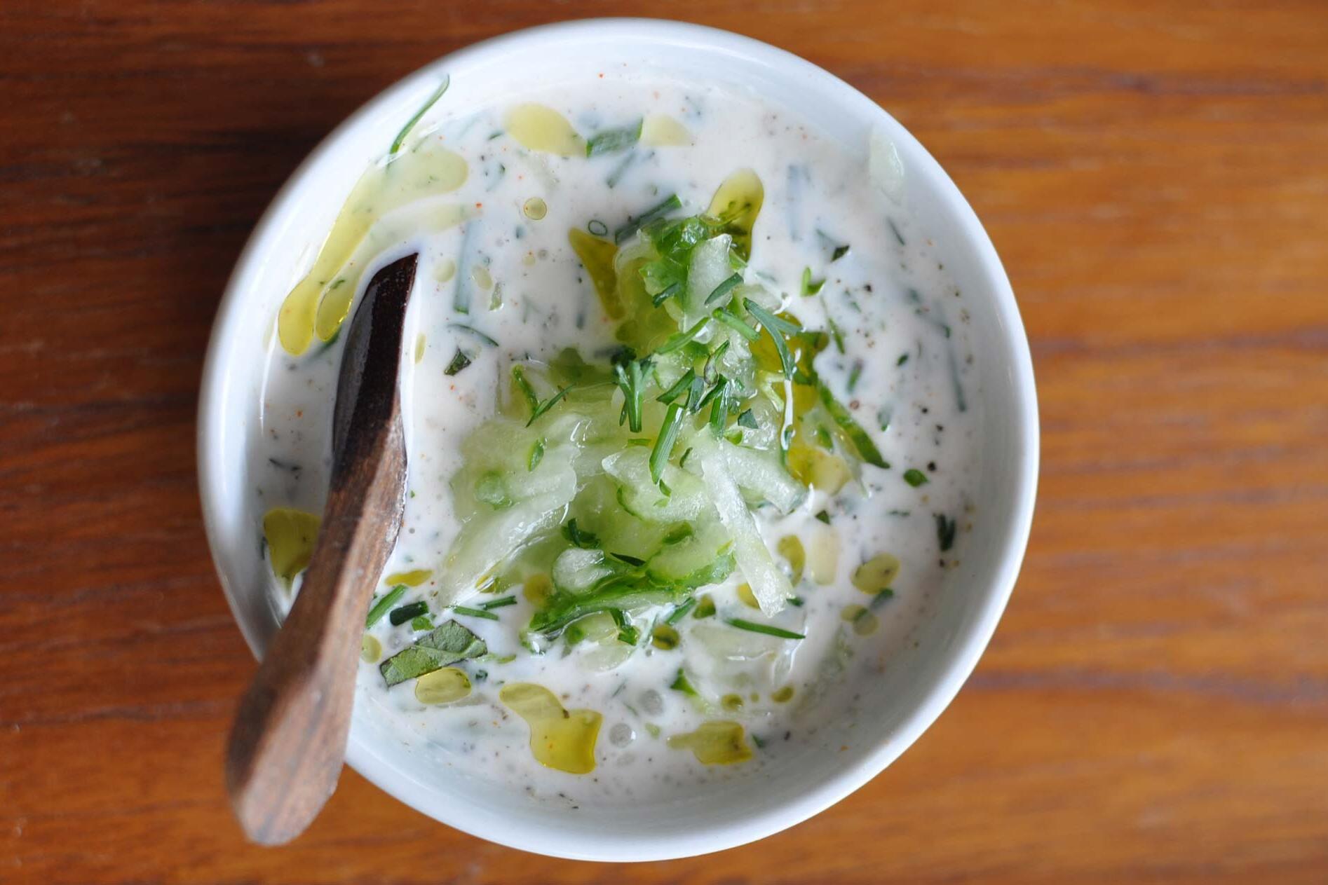 Råstekte poteter med yoghurtdipp og salat