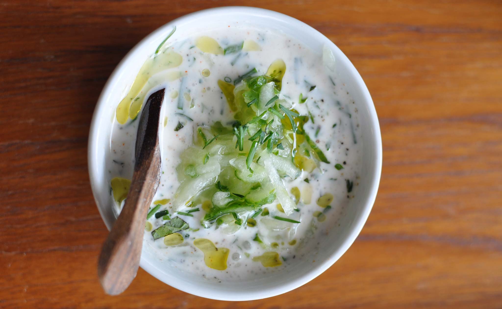 Råstekte poteter med yoghurtdipp og salat