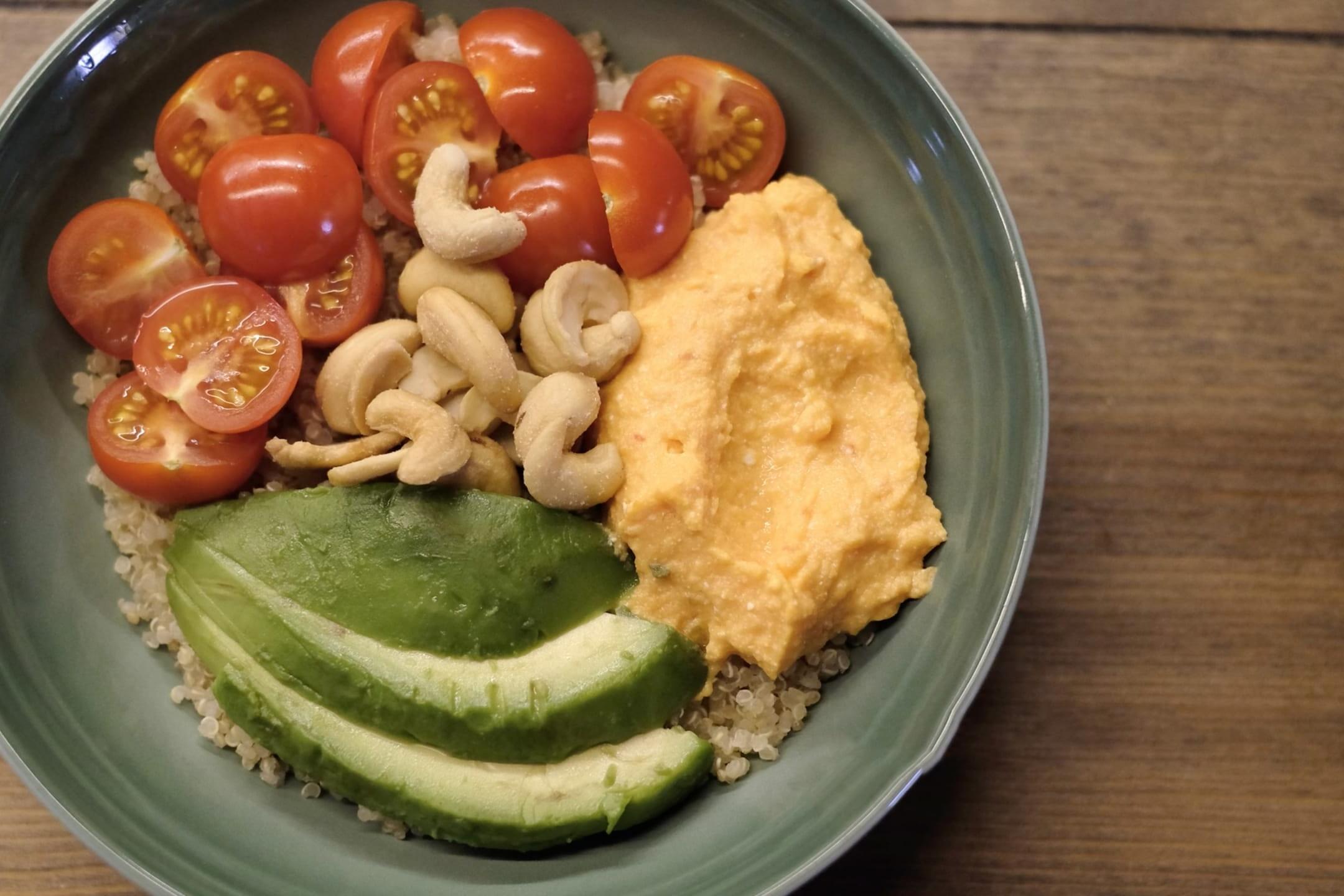 Quinoabowl med proteinrik søtpotetmos