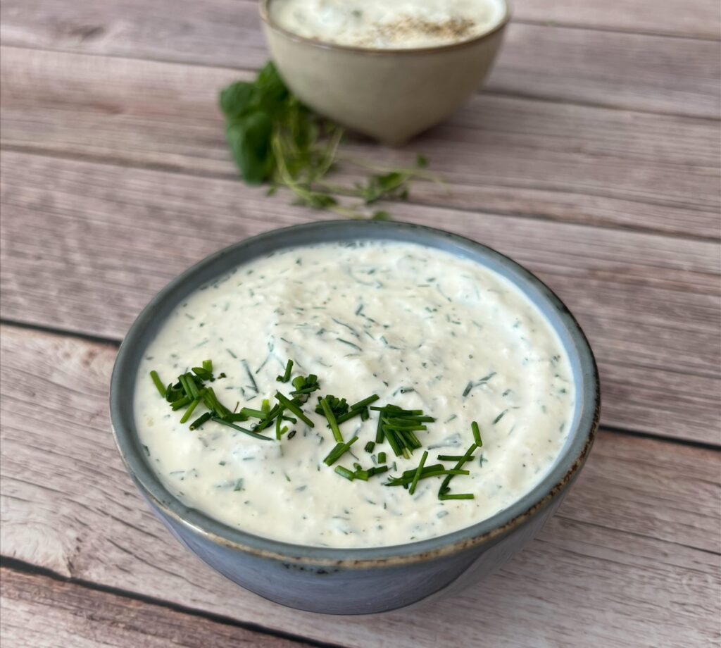 Dill- og gressløkdressing med lettrømme