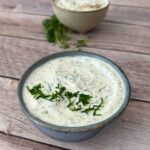 Dill- og gressløkdressing med lettrømme