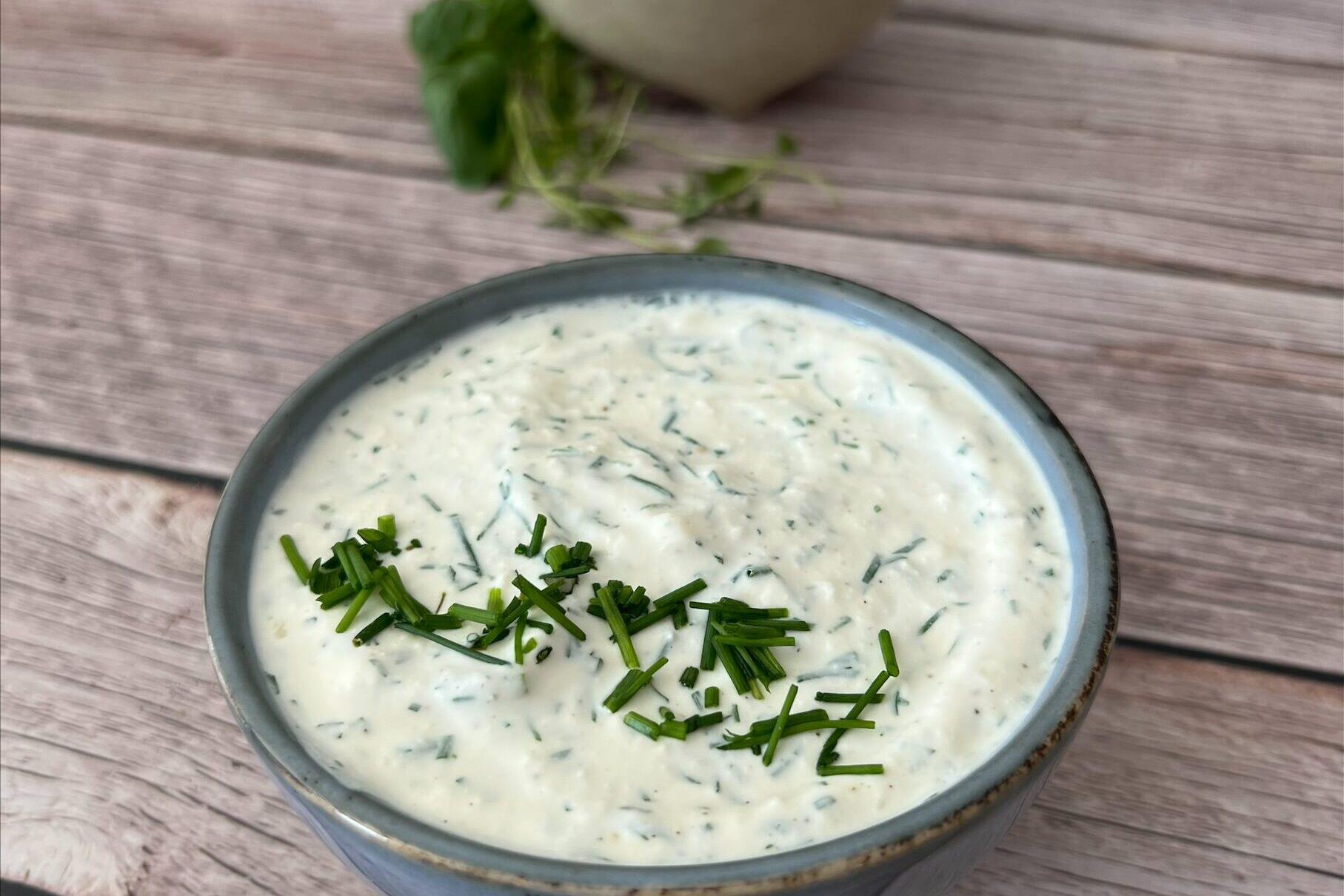 Dill- og gressløkdressing med lettrømme