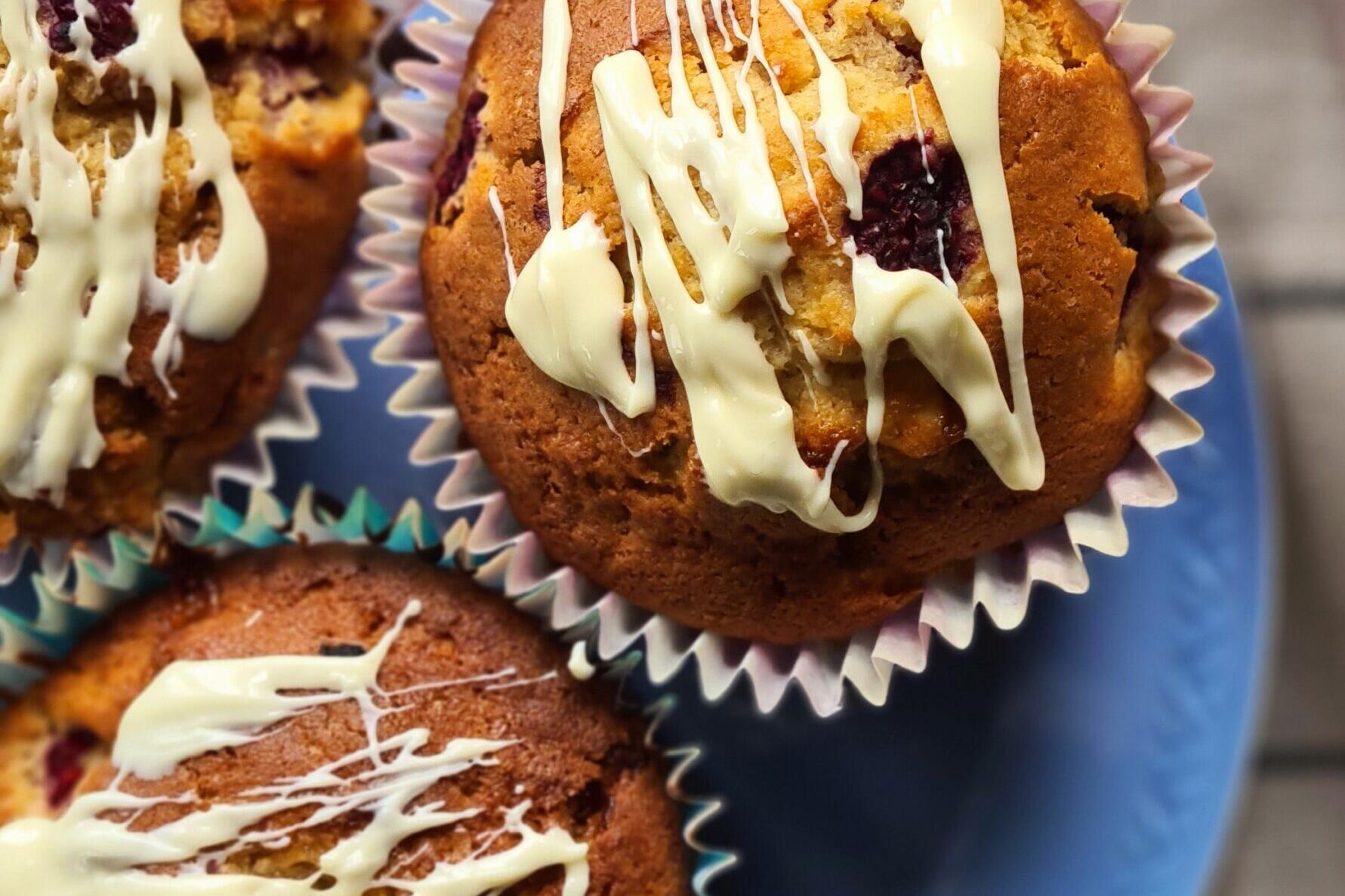 Muffins med hvit sjokolade og bringebær