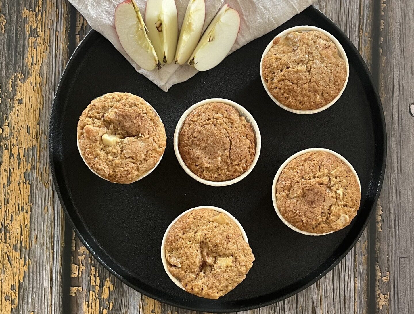 Fem eplemuffins og fire båter med epler, dandert pent på en tallerken