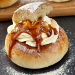 Fastelavnsboller med salt karamellsaus