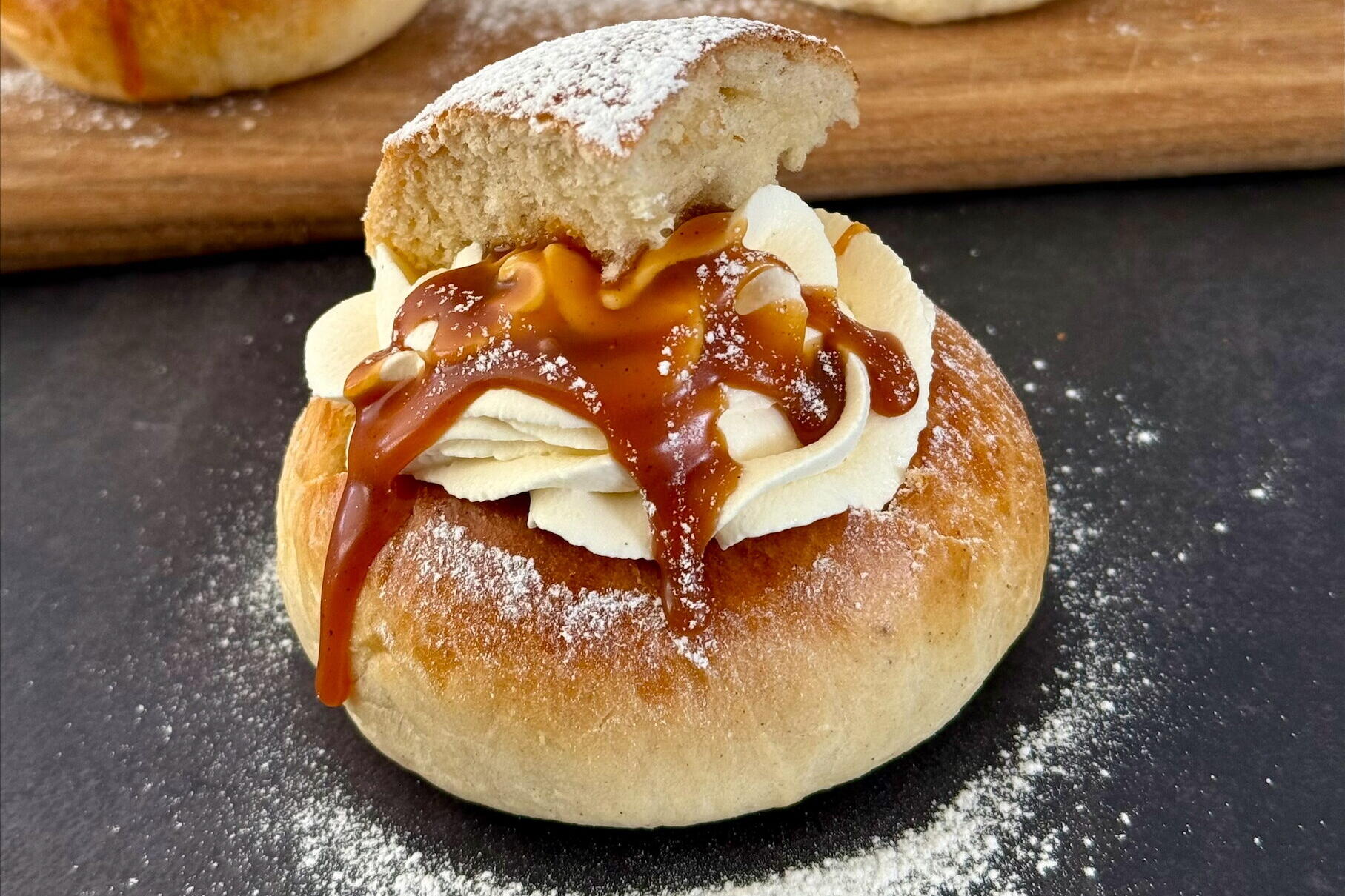 Fastelavnsboller med salt karamellsaus