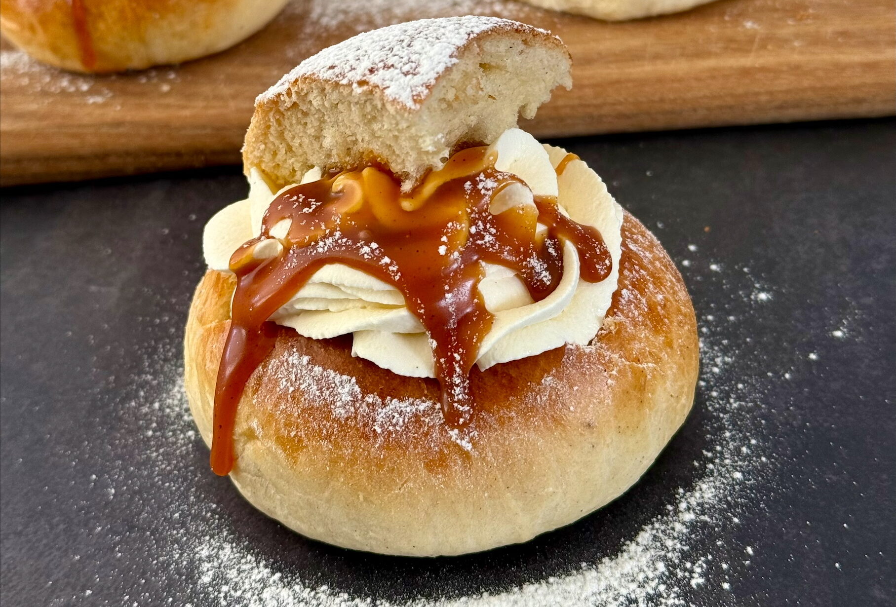 Fastelavnsboller med salt karamellsaus