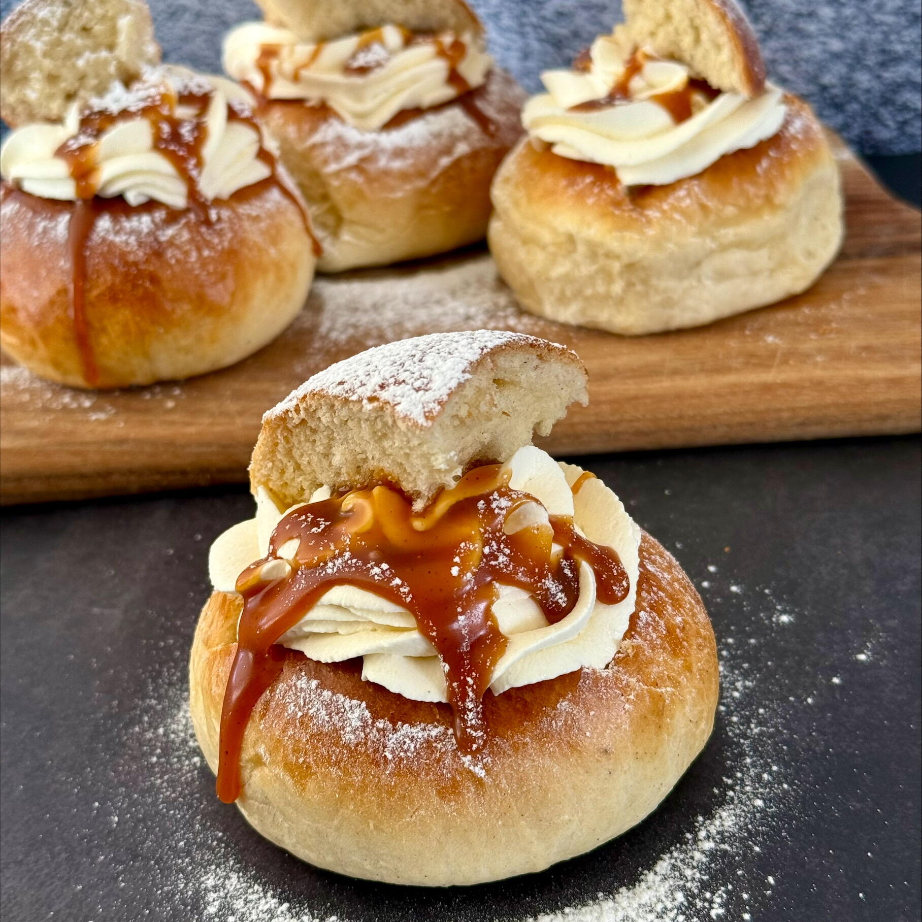 Fastelavnsboller med salt karamellsaus